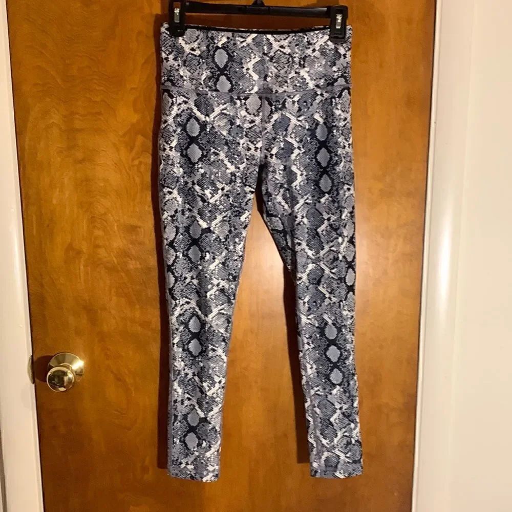Vogo Athletica gray/white snakeskin print leggings Size Small